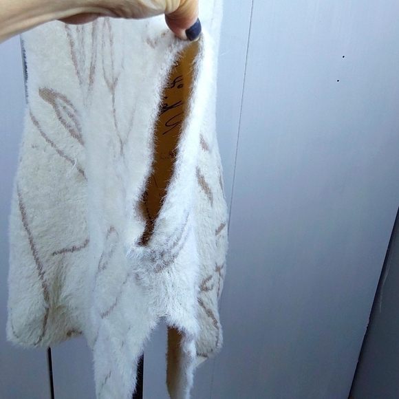 Boutique Fuzzy Cream/Tan Cozy Poncho Neutral Minimalist Butter Soft! One Size - Picture 3 of 8